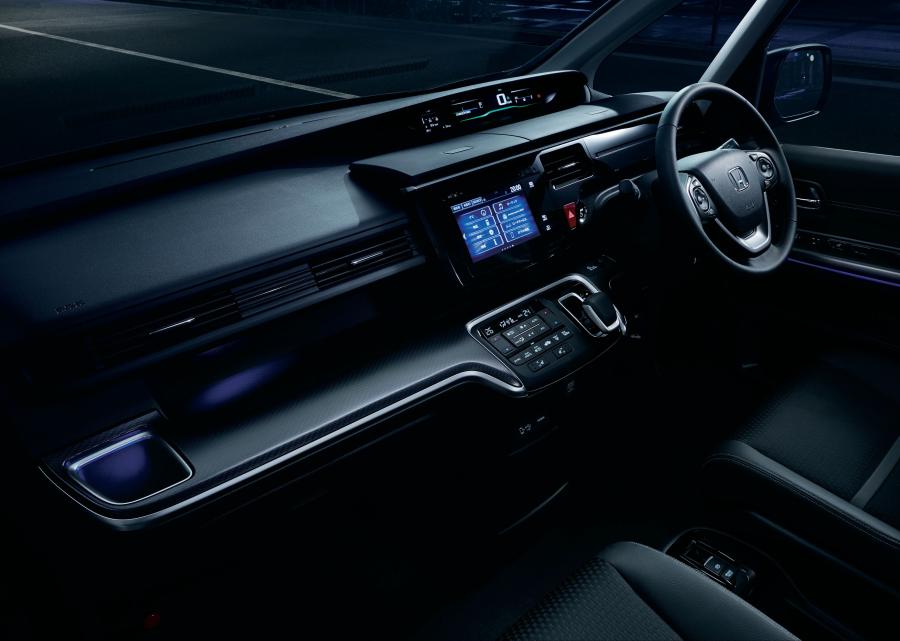 Honda StepWGN Spada Hybrid 2017 года  (фото 8 из 13)